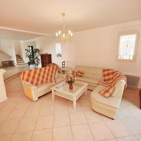 Holiday Bld. Florentin Brigaud סן-מקסים